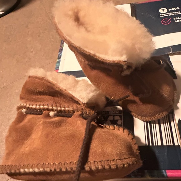 Baby minnetonka moccasins - Picture 3 of 3
